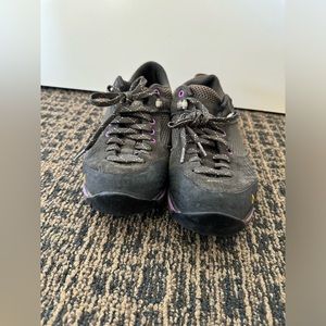 VASQUE HIKING SHOES. SIZE 7.5